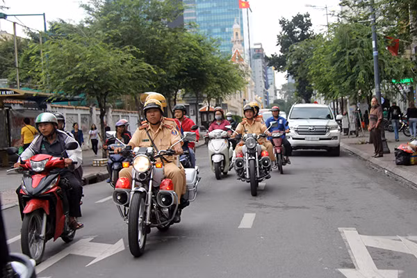 Lực lượng CSGT tuần tra kiểm soát bảo đảm trật tự ATGT