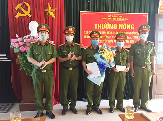 Công an tỉnh Quảng Trị thưởng nóng 2 tập thể phá án ma túy.