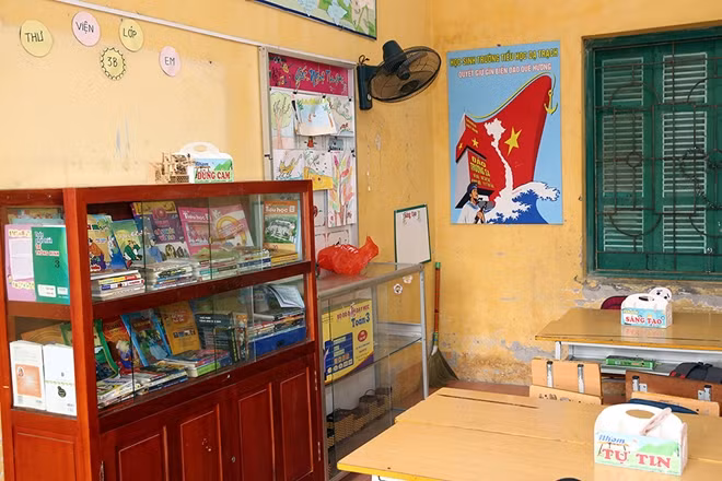 Các tủ sách lớp em có sự đóng góp sách của phụ huynh, học sinh. Ảnh: VGP/Đình Nam