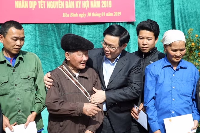 Phó Thủ tướng Vương Đình Huệ tặng quà, hỏi thăm cụ Bùi Văn Giáp 95 tuổi ở xóm Tiện, xã Thung Nai, huyện Cao Phong. Ảnh: VGP/Thành Chung