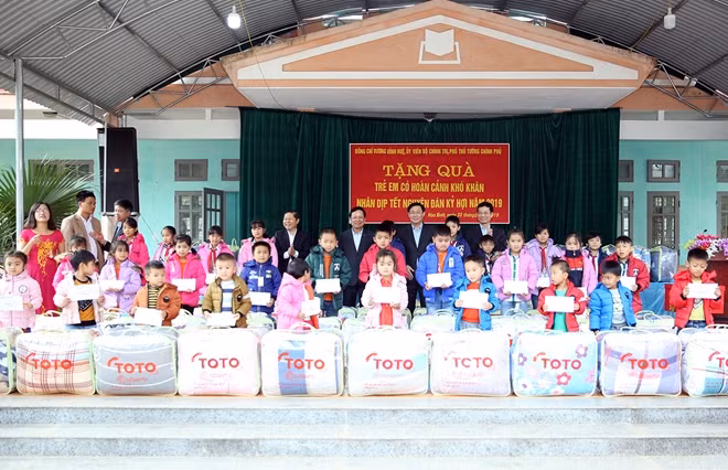 Phó Thủ tướng Vương Đình Huệ và đoàn công tác tặng quà các trẻ em có hoàn cảnh khó khăn. Ảnh: VGP/Thành Chung
