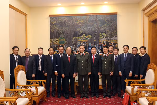 Bộ trưởng Tô Lâm; Đại tá Chăn-thoong Hổng-khăm; Đại tá, TS Bun-lặm Phay-xay-sổm-bắt cùng các đại biểu.