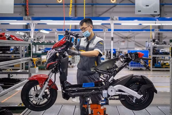Kỹ thuật viên VinFast đang lắp ráp mẫu xe máy điện VinFast. NAG: Linh Phạm/Bloomberg