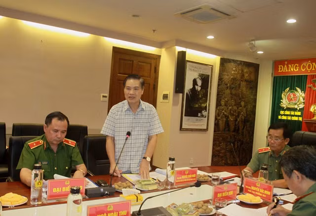 Trung tướng Nguyễn Xuân Mười, nguyên Phó Tổng cục trưởng Tổng cục Chính trị CAND phát biểu tại hội thảo