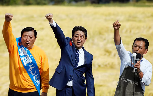 Thủ tướng Shinzo Abe trong buổi vận động tranh cử đầu tiên hôm 10-10. Ảnh: Reuters Thủ tướng Shinzo Abe trong buổi vận động tranh cử đầu tiên hôm 10-10. Ảnh: Reuters