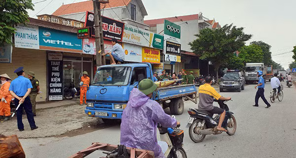 Giải tỏa vi phạm treo biển quảng cáo lên cột điện