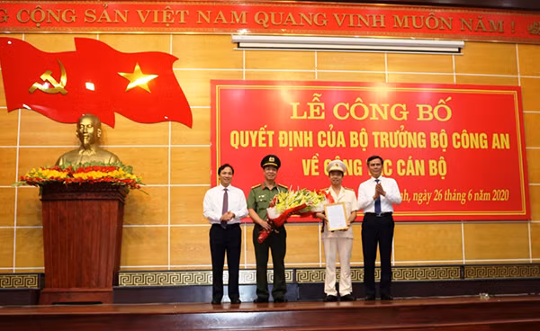 Lãnh đạo tỉnh Hà Tĩnh và tỉnh Quảng Bình tặng hoa chúc mừng Đại tá Trần Hải Quân và Đại tá Nguyễn Tiến Nam.