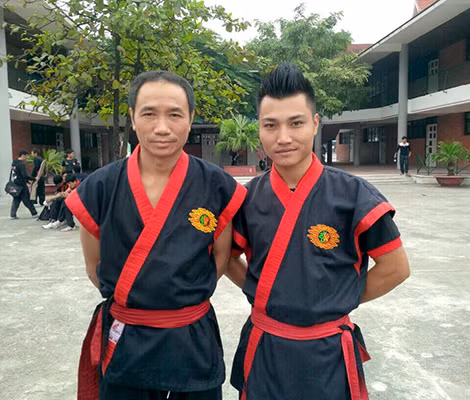 Võ sư Đào Hoàng Long (trái).