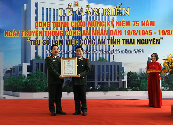 Trung tướng Nguyễn Văn Sơn, Thứ trưởng Bộ Công an trao Quyết định của Bộ Công an về việc phê duyệt danh sách công trình được gắn biển “Công trình chào mừng kỷ niệm 75 năm Ngày truyền thống Công an nhân dân” cho đồng chí Giám đốc Công an tỉnh Thái Nguyên.