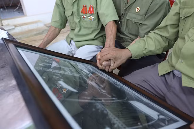 Cũng trong lúc hành quân qua địa bàn tỉnh Bình Định, đêm đó khi đến một khúc cua, xe chúng tôi bị một chiếc xe tải GMC của địch thả trôi từ trên dốc lao xuống chặn đường. Cú va chạm khiến phần chắn bùn bị bẹp dúm, anh em tôi phải dừng xe, dùng búa, kích nạy phần bị bẹp ra rồi tiếp tục hành quân. Vì vậy, bức ảnh của anh Hưởng chụp trưa ngày 30-4-1975 tại Dinh Độc lập, xe tăng 846 bị mất một mảng chắn bùn phía trước bên phải.