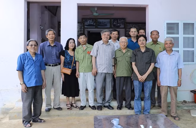Rồi cũng đến lúc chia tay. Chúng tôi cùng chúc các cựu binh và cựu phóng viên chiến trường khỏe mạnh, bình an và dịp này sang năm, kỉ niệm 45 năm ngày thống nhất đất nước, mọi người lại họp mặt đông đủ để nhớ về quá khứ hào hùng của những năm tháng không thể nào quên.