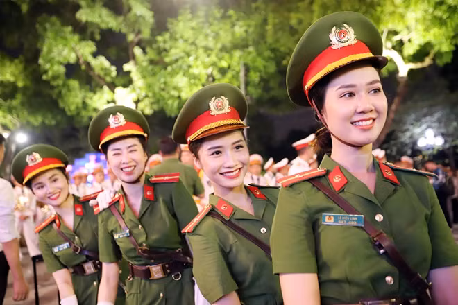 Những nụ cười cười tỏa nắng sau khi hoàn thành nhiệm vụ.