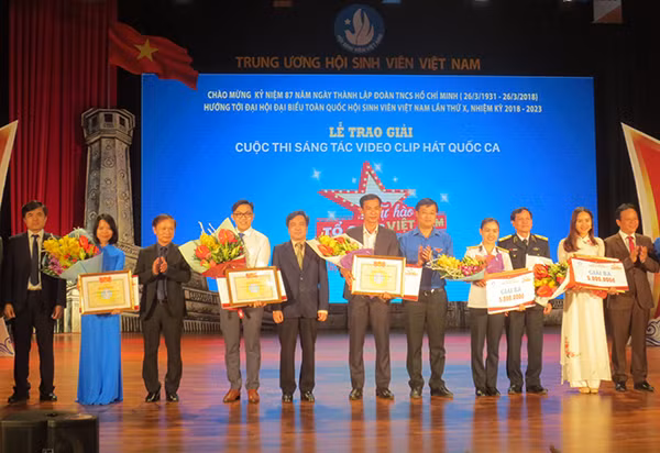 Đại biểu dự Lễ trao giải với đại diện các đội dự thi đoạt giải