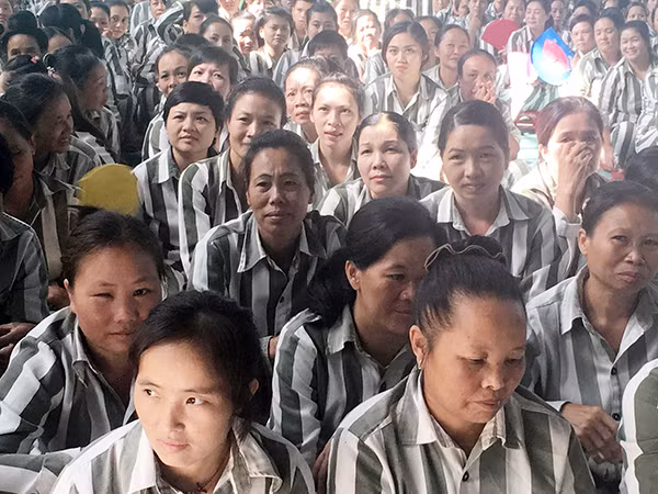 Phạm nhân nghiên cứu các tiêu chuẩn được đặc xá.