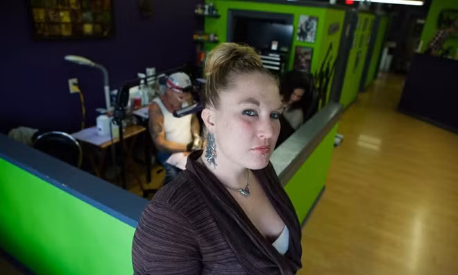 Jennifer, người sáng lập tổ chức từ thiện "Survivors Ink" giúp đỡ phụ nữ, trẻ em gái bị bán làm nô lệ tình dục.