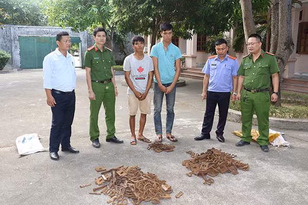 2 đối tượng cùng tang vật tại cơ quan điều tra.
