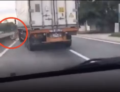 Thượng úy Nguyễn Anh Đức bị hất văng vào dải phân cách cứng (ảnh chụp từ video clip).