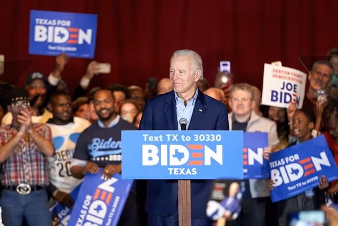 Ông Joe Biden đang chi tiêu mạnh trong tháng cuối cùng cho chặng đua nước rút vào Nhà Trắng. ảnh: AP
