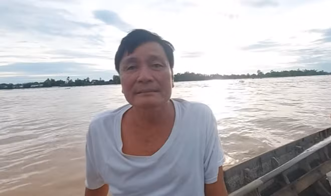 Ông Ba dù đã 62 tuổi nhưng vẫn lặn ngụp dưới sông cứu người gặp nạn.