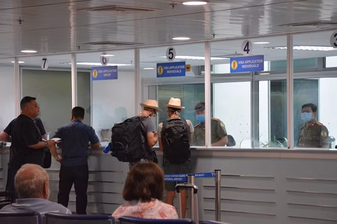 Công an cửa khẩu Tân Sơn Nhất chủ động nắm tình hình, kiểm tra, kiểm soát chặt chẽ hành khách xuất nhập cảnh.