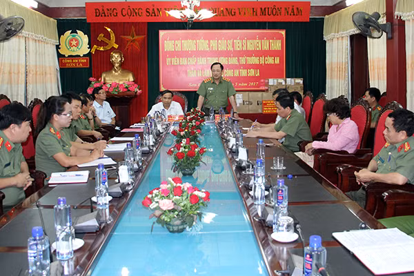 Thứ trưởng Nguyễn Văn Thành phát biểu chỉ đạo tại buổi làm việc.