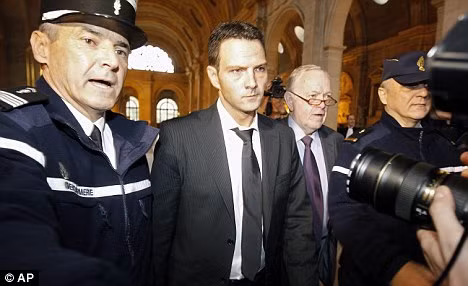 Jerome Kerviel rời tòa án trong phiên xử diễn ra hôm 5-10-2010.