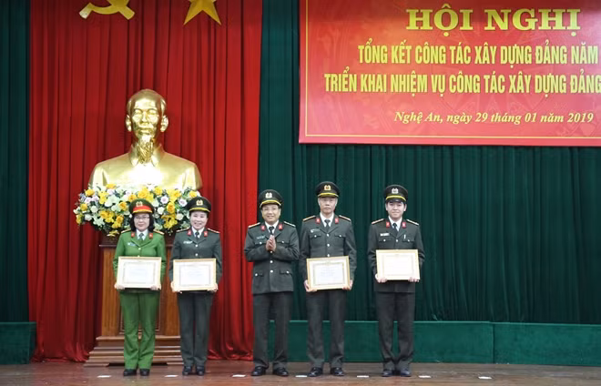 Các tập thể, cá nhân được nhận giấy khen của Đảng ủy Công an tỉnh về hoàn thành xuất sắc nhiệm vụ trong năm 2018