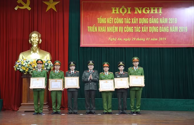 Đồng chí Đại tá Nguyễn Hữu Cầu, Giám đốc Công an tỉnh trao bằng khen của Tỉnh ủy cho các Đảng viên hoàn thành xuất sắc nhiệm vụ trong năm 2018