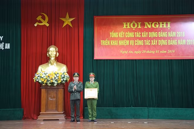 Đồng chí Đại tá Nguyễn Hữu Cầu, Giám đốc Công an tỉnh trao bằng khen của Tỉnh ủy cho chi bộ đạt tiêu chuẩn 5 năm liên tục trong sạch, vững mạnh