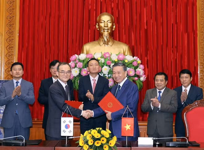 Bộ trưởng Tô Lâm; Tổng Công tố Moon Moo-il ký kết Bản ghi nhớ về hợp tác phòng, chống tội phạm xuyên quốc gia giữa Bộ Công an Việt Nam và Cơ quan Công tố tối cao Hàn Quốc.