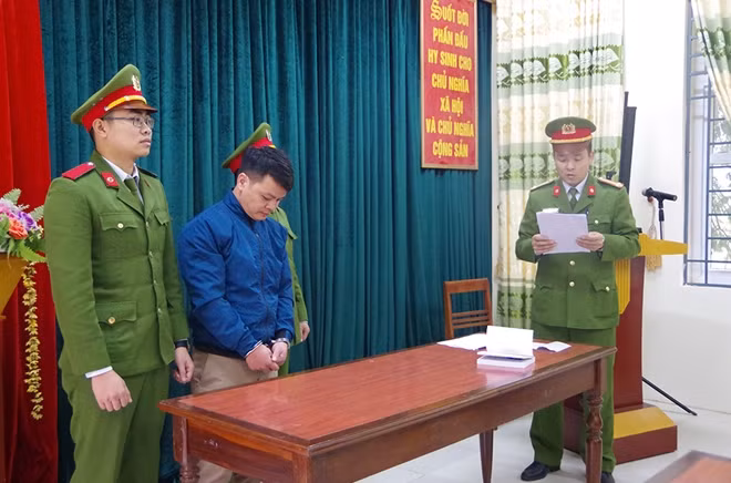 Cơ quan Cảnh sát điều tra đang đọc lệnh bắt Hoàng Văn Hậu