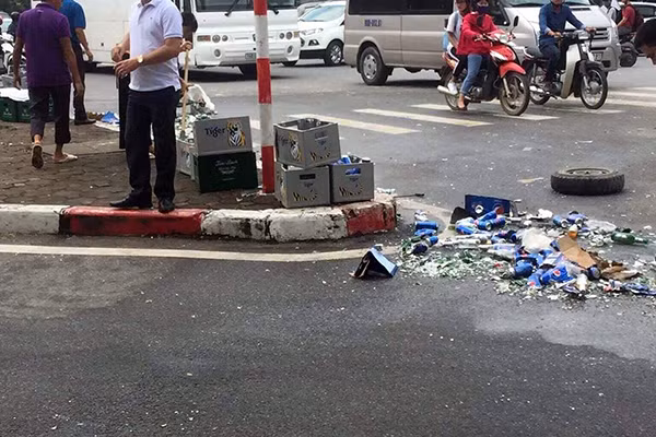 Hàng hóa trên xe tải văng ra đường.