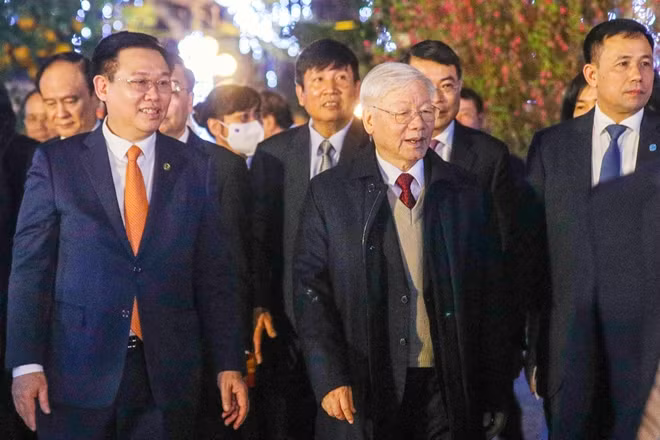Kết thúc buổi làm việc, Tổng Bí thư và các thành viên trong đoàn tản bộ từ Văn phòng Thành ủy Hà Nội tới công viên Lý Thái Tổ.