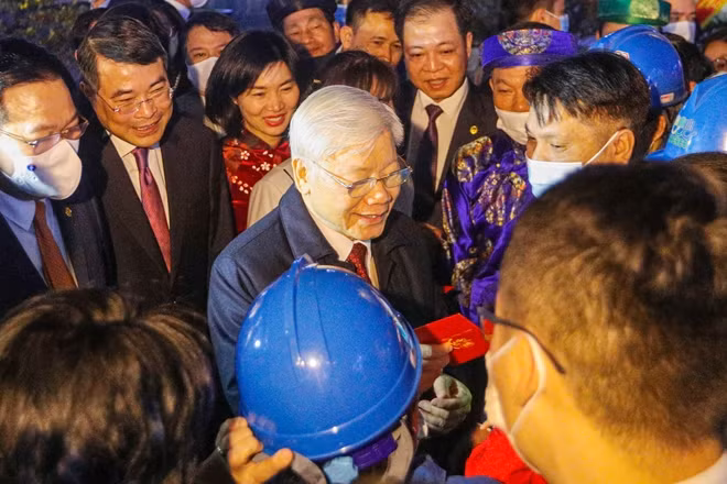 Đồng chí Tổng Bí thư, Chủ tịch nước cùng lãnh đạo Thủ đô đến khu vực Hồ Gươm, trò chuyện với người dân đang chờ đón giao thừa ở phía trước tượng đài Lý Thái Tổ.
