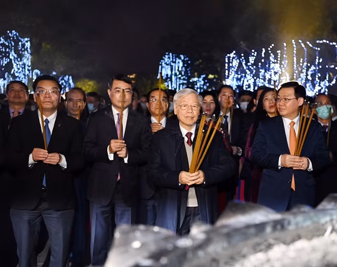 Sau đó, Tổng Bí thư tới làm lễ dâng hương tại tượng đài Vua Lý Thái Tổ.