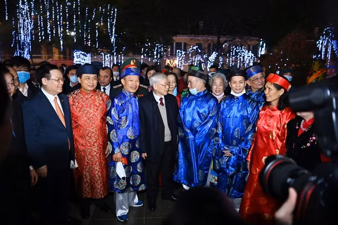 Tổng Bí thư, Chủ tịch nước Nguyễn Phú Trọng với người dân tại phố đi bộ.