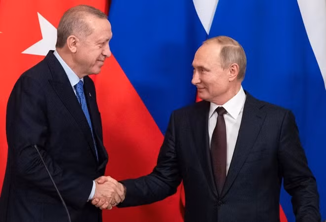 Tổng thống Vladimir Putin (phải) và người đồng cấp Tayyip Erdogan.