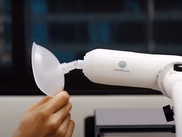 Người dân xét nghiệm COVID-19 qua hơi thở gồm một ống ngậm dùng một lần, dụng cụ lấy mẫu hơi thở và một khối phổ kế.