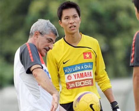 Thủ môn quê Hải Phòng làm việc với HLV Henrique Calisto.