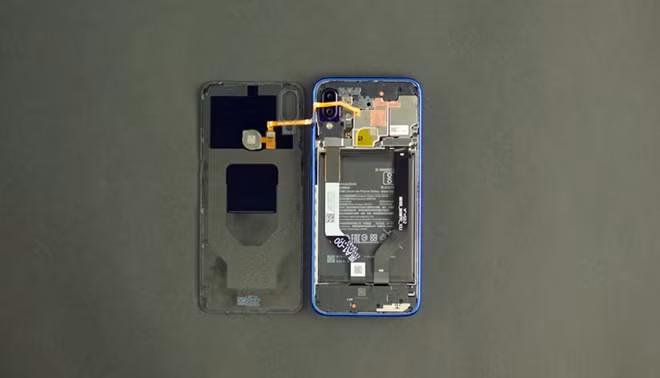 Redmi Note 7 có tới hai bảng mạch in PCB, trong đó bảng mạch chính lớn sẽ nằm ở phía trên và bảng mạch phụ nhỏ hơn sẽ được đặt bên dưới phần pin.