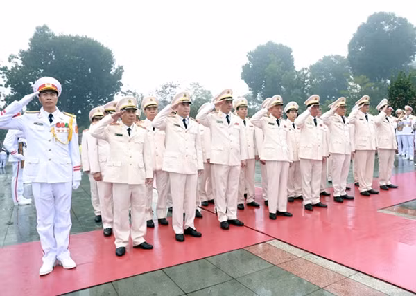 Đoàn đại biểu Đảng ủy Công an Trung ương, lãnh đạo Bộ Công an tưởng niệm các Anh hùng Liệt sỹ tại Đài tưởng niệm các Anh hùng Liệt sỹ.