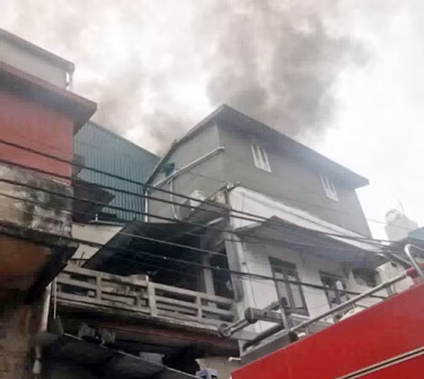 Khói nghi ngút bốc lên từ phía trong của ngôi nhà