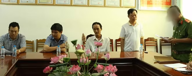 Cơ quan điều tra đọc quyết định khởi tố bị can đối với Lưu, Pháp, An và Thiện (từ trái qua).