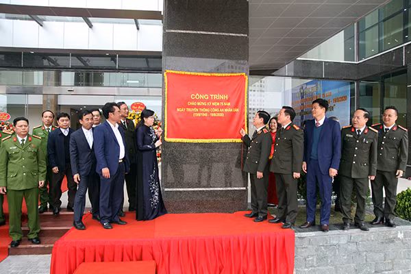 Các đại biểu thực hiện nghi thức gắn biển Công trình Trụ sở làm việc Công an tỉnh Thái Nguyên.
