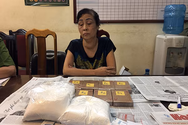 Các đối tượng cùng tang vật tại cơ quan Công an.