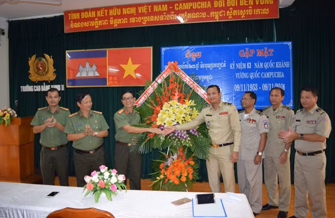 Lãnh đạo Trường Cao đẳng An ninh nhân dân II gặp mặt chúc mừng kỷ niệm Ngày Quốc khánh Vương quốc Campuchia.