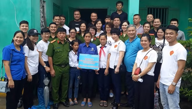 Phòng Cảnh sát hình sự dành tặng gần 50 triệu đồng cho hộ nghèo sửa nhà