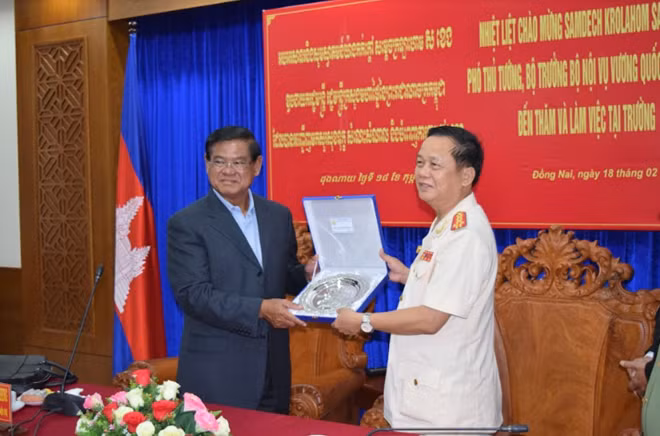 Tiến sĩ Lê Văn Thiện, Hiệu trưởng Trường Cao đẳng An ninh nhân dân II tiếp đón ngài Samdech Krolahom Sar Kheng Phó Thủ tướng, Bộ trưởng Bộ Nội vụ Vương quốc Campuchia đến thăm và làm việc tại trường.
