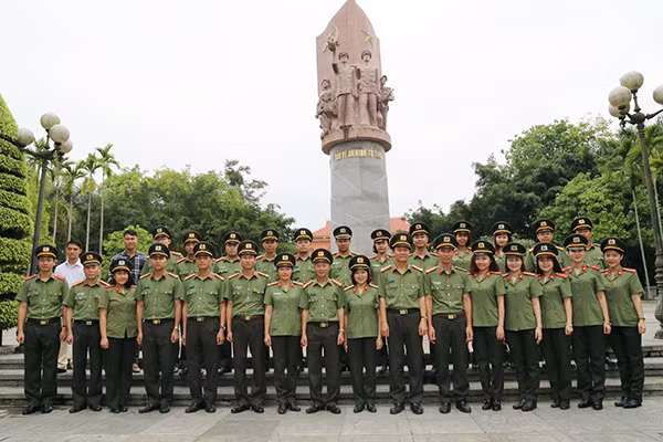 Đoàn đại biểu Cục Công tác chính trị chụp ảnh lưu niệm trước Tượng đài bảo vệ An ninh Tổ quốc
