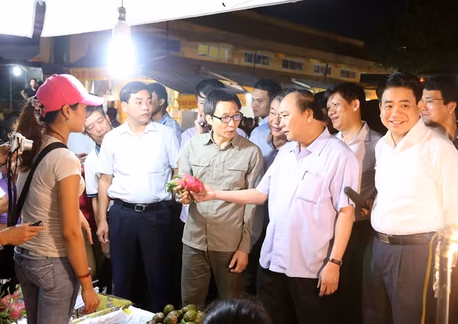 Thủ tướng Nguyễn Xuân Phúc kiểm tra vệ sinh an toàn thực phẩm tại chợ đầu mối Long Biên, Hà Nội. Ảnh: TTXVN